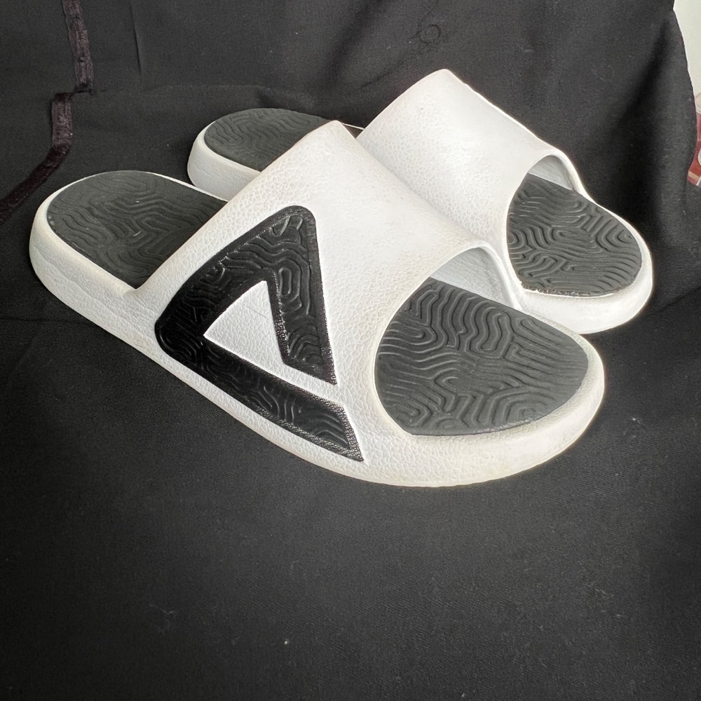 Peak Taichi Slides Sandals Size 39 White & Black Flats Slip on